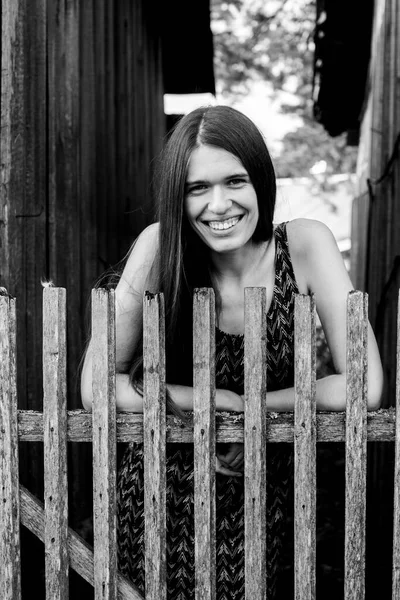 Young Woman Wooden Fences Village Black White Photo — Stock Photo, Image