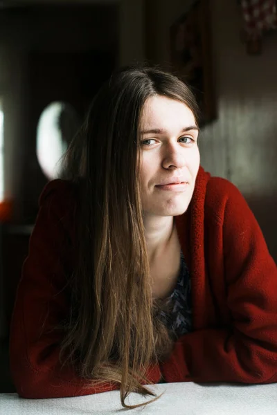 Молода Жінка Червоному Довгим Волоссям Портрет Будинку — стокове фото
