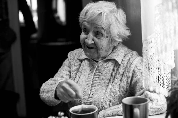 Une Vieille Femme Buvant Thé Assise Table Dans Maison Grand — Photo