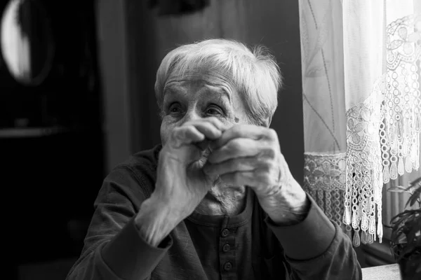 Retrato Una Anciana Habla Con Las Manos Foto Blanco Negro — Foto de Stock