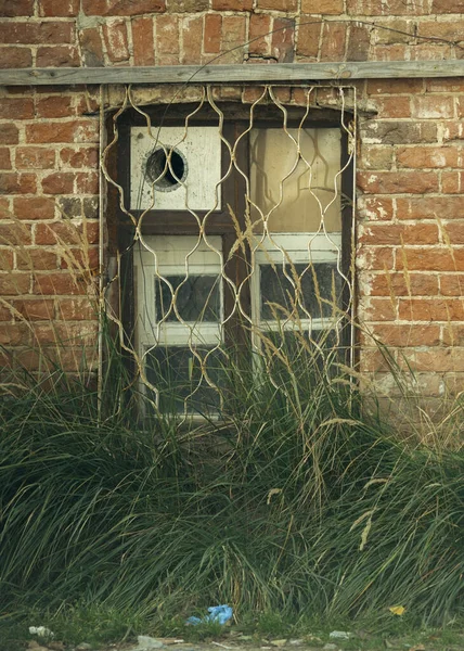 Okno Starém Zbořeném Cihlovém Domě — Stock fotografie