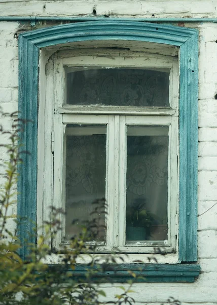 Eski Bir Tuğla Evde Bir Pencere — Stok fotoğraf