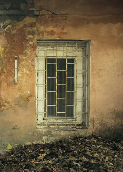 被抛弃了旧的破石烂铁房子的窗户 — 图库照片