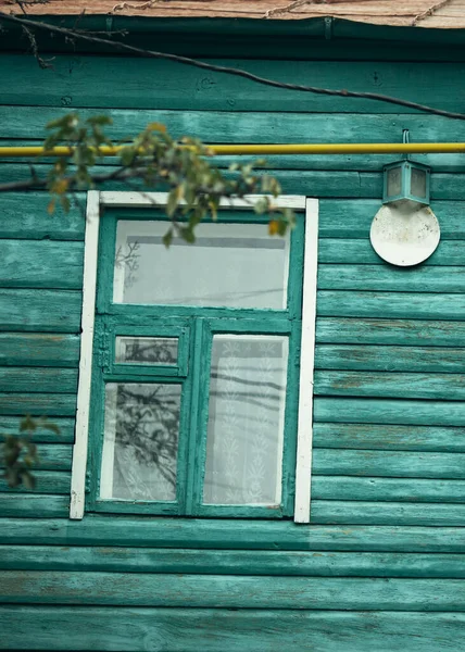 Pohled Okna Fasádu Starého Dřevěného Domu — Stock fotografie