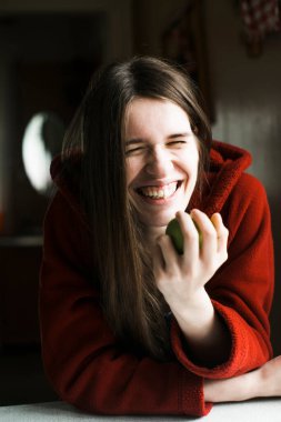 Kırmızılı, uzun saçlı, duygusal genç kadın evinde..