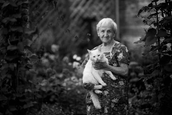 Stará Žena Zahradě Svou Bílou Kočkou Černobílá Fotografie — Stock fotografie