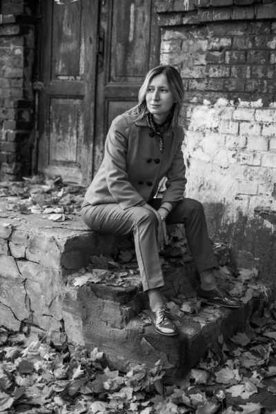 Eine Frau Jacke Sitzt Einem Herbsttag Auf Der Veranda Eines — Stockfoto