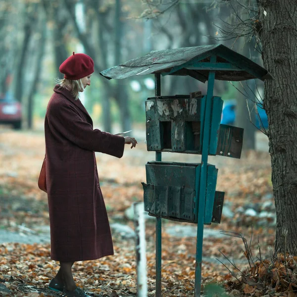 Une Femme Sort Une Lettre Une Vieille Boîte Aux Lettres — Photo