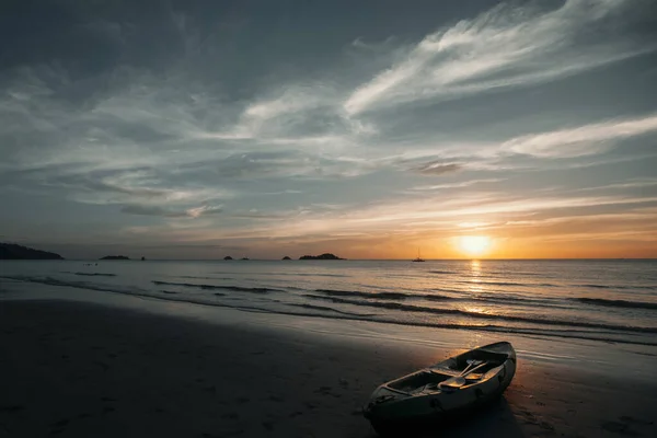 Vista Del Kayak Trova Sulla Spiaggia Durante Tramonto Incredibile Fotografia Stock