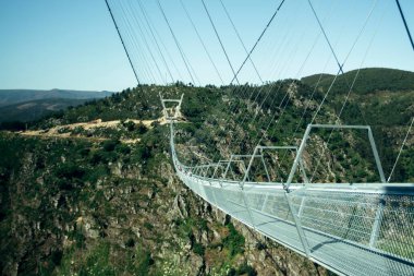 Portekiz, Paiva Nehri üzerindeki Arouca 516 asma köprüsünün görüntüsü.