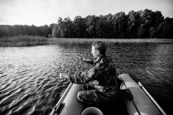 Muž Oblečený Maskování Rybařící Řece Gumovým Člunem Černobílá Fotografie — Stock fotografie