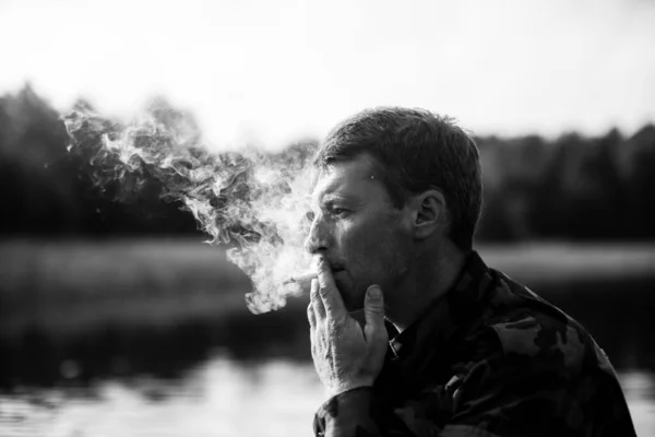 Retrato Pescador Vestido Camuflaje Fumando Foto Blanco Negro — Foto de Stock
