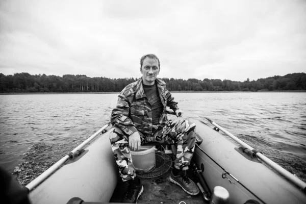 Lastik Bir Teknede Kamuflaj Giymiş Bir Adam — Stok fotoğraf