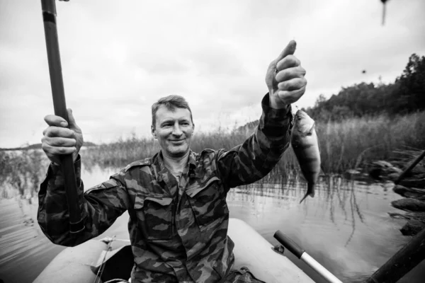 Рыбак Одетый Камуфляжную Рыбалку Реке Черно Белое Фото — стоковое фото