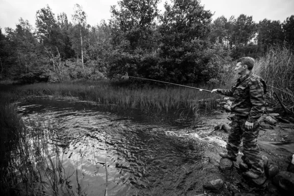 Een Visser Gekleed Camouflage Vissen Rivier Zwart Wit Foto — Stockfoto