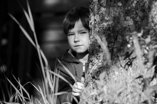 Retrato Niño Cinco Años Yace Parque Foto Blanco Negro — Foto de Stock