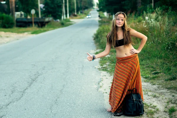 Menina Bonito Hitchhiker Votos Estrada — Fotografia de Stock