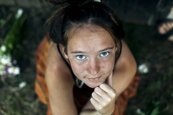 Retrato Uma Menina Bonito Com Olhos Expressivos Cima Para Baixo — Fotografia de Stock