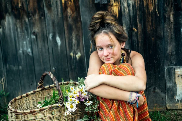 Mignon Fille Campagne Assis Avec Panier Dans Village Plein Air — Photo