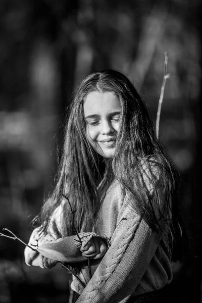 Uma Adolescente Parque Foto Preto Branco — Fotografia de Stock