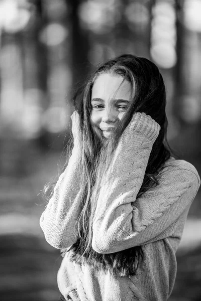 Portrét Dospívající Dívky Parku Černobílá Fotografie — Stock fotografie