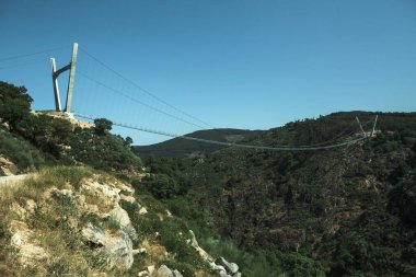 Portekiz 'in Arouca belediyesindeki Arouca 516 asma köprü manzarası.
