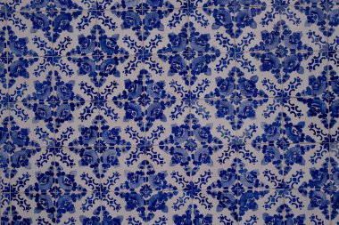 Sokağın karşısındaki eski fayans duvarı teneke kaplı, azulejos seramik seramik kaplama. Porto, Portekiz. 