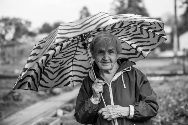 Äldre Kvinna Står Ett Paraply Svart Och Vitt Foto — Stockfoto