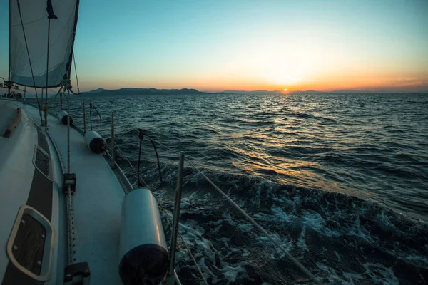 Zeiljacht Boot Zee Regatta Tijdens Geweldige Zonsondergang Rechtenvrije Stockfoto's