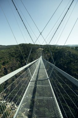 Portekiz 'in kuzeyindeki Arouca 516 asma köprüsünün görüntüsü.