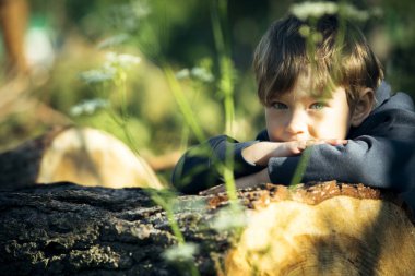 Şehrin dışındaki küçük bir çocuğun portresi..