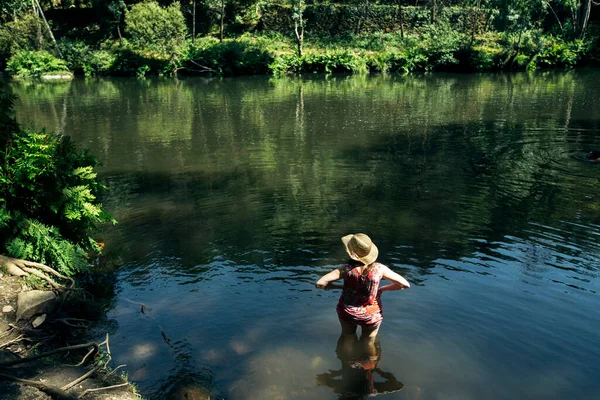 Donna Piedi Nell Acqua Fiume Foresta Una Zona Montuosa Portogallo — Foto Stock