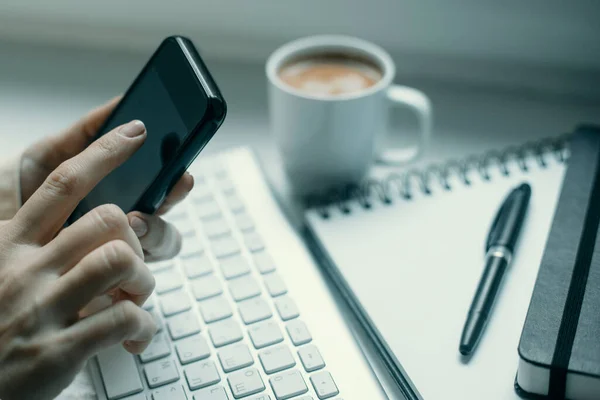 オフィスのスマートフォンの手のタイプ クローズアップ — ストック写真