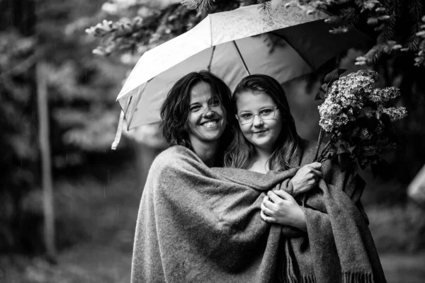 Kvinna Och Hennes Tonårsdotter Tillsammans Parken Ett Paraply Svart Och — Stockfoto