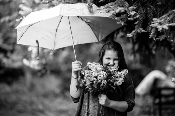 Une Fille Dans Parc Avec Bouquet Sous Parapluie Photo Noir — Photo