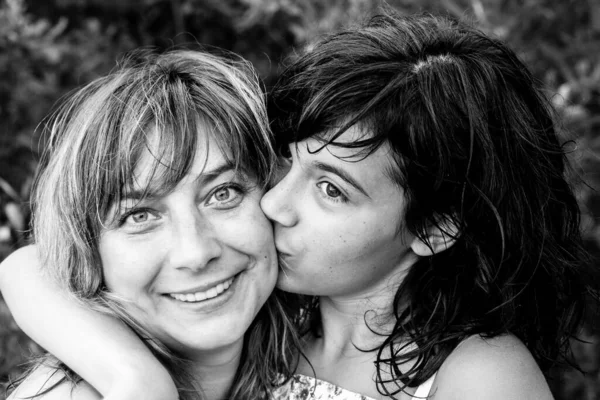 10代の娘が母親とキスをする 白黒写真 — ストック写真