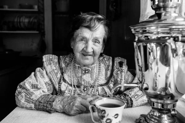 Portret Starszej Kobiety Rosyjskich Ubraniach Etnicznych Czarno Białe Zdjęcie — Zdjęcie stockowe