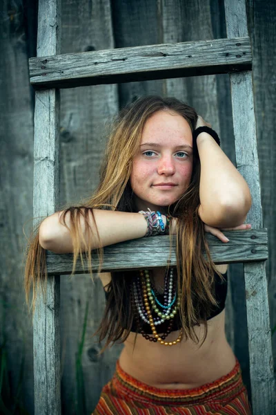 Mooi Meisje Portret Met Sieraden Landelijke Omgeving — Stockfoto
