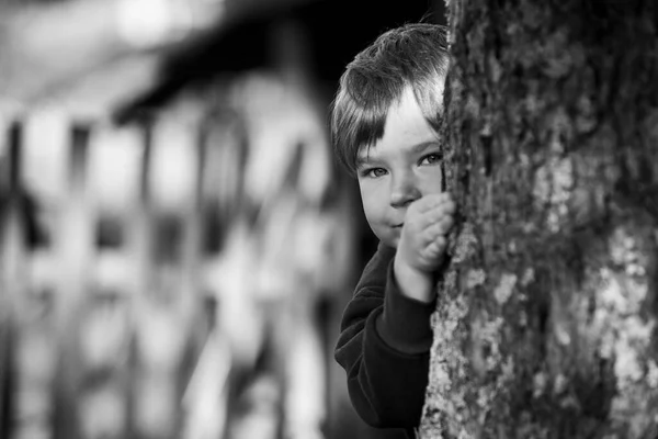 街の外に小さな男の子の肖像画 白黒写真 — ストック写真