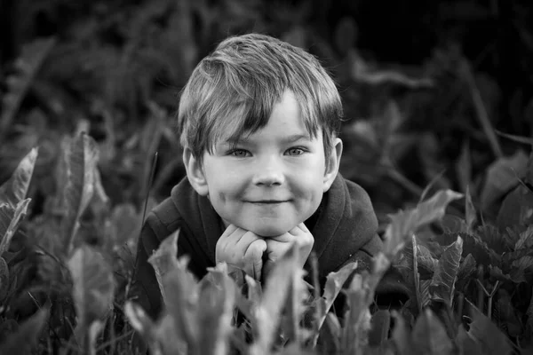 Portret Małego Chłopca Poza Miastem Zbliżenie Czarno Białe Zdjęcie — Zdjęcie stockowe