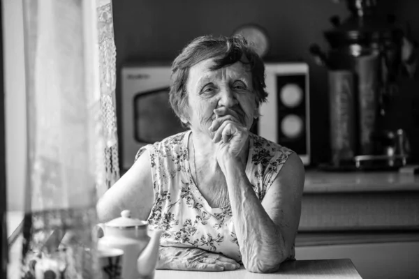 Portré Egy Öregasszonyról Otthonában Fekete Fehér Fénykép — Stock Fotó