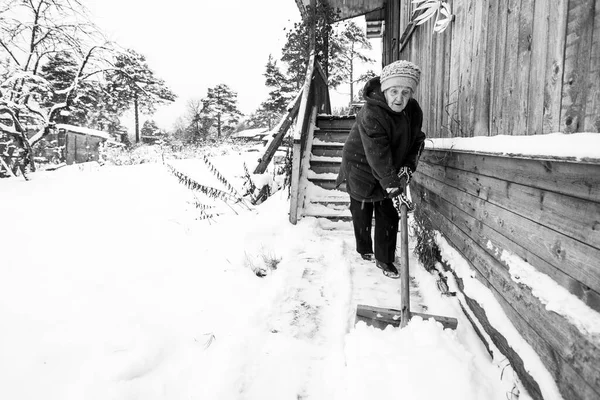Yaşlı Kadın Rus Köyündeki Evinin Yakınındaki Karı Temizliyor Siyah Beyaz — Stok fotoğraf