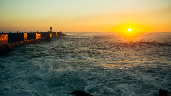 Güneş Batarken Dalgalarla Okyanus Rıhtımının Manzarası — Stok fotoğraf