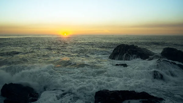 美しい夕日の間の海の波の眺め — ストック写真