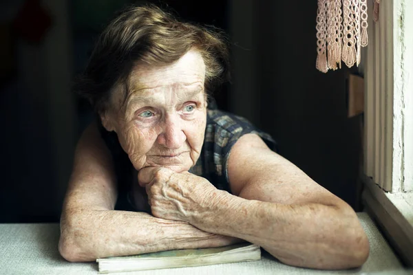 Une Grand Mère Âgée Une Table Dans Maison — Photo