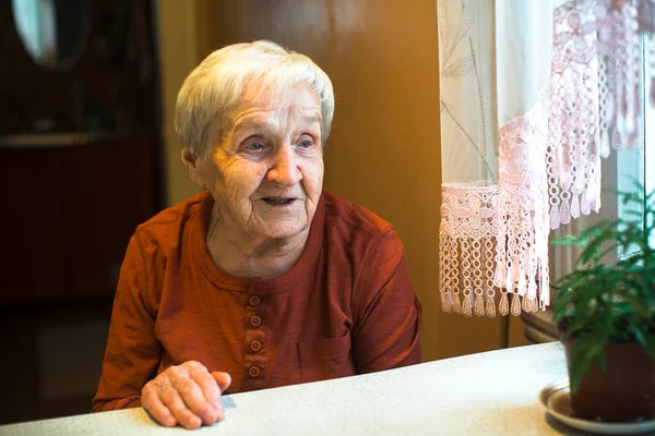 Starsza Kobieta Spogląda Kosmos Myśli Siedzi Przy Stole — Zdjęcie stockowe