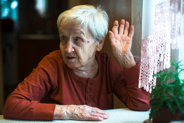 Пожилая Женщина Оживленно Рассказывает Собеседнику — стоковое фото