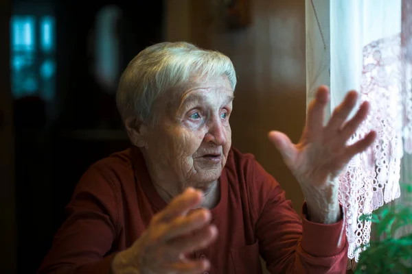 Пожилая Женщина Эмоционально Говорит Собеседнику — стоковое фото