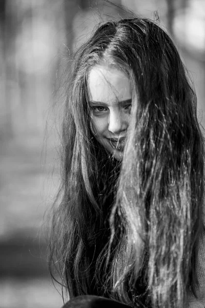 Κοντινό Πορτραίτο Μιας Έφηβης Στο Πάρκο Ασπρόμαυρη Φωτογραφία — Φωτογραφία Αρχείου