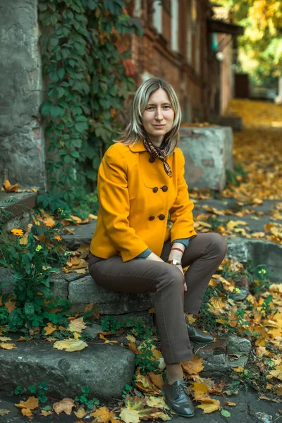 Eine Frau Sitzt Herbst Der Nähe Alter Gebäude — Stockfoto